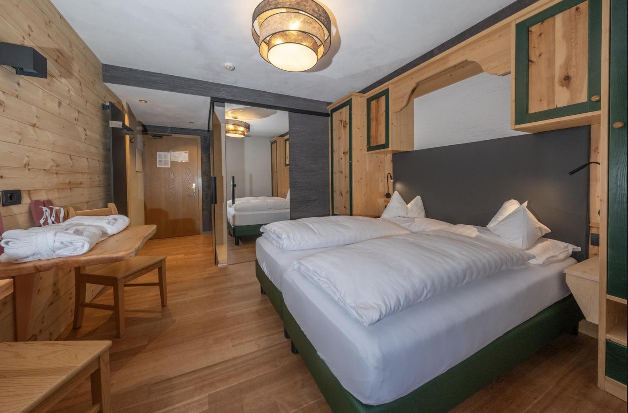 La Roccia Wellness Hotel 卡瓦莱塞 外观 照片